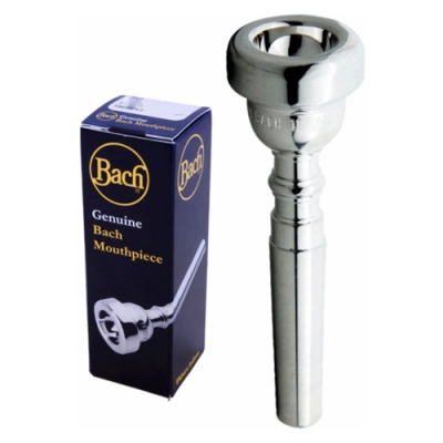 Bocal para trompete metálico prateado com caixa azul escura ao lado