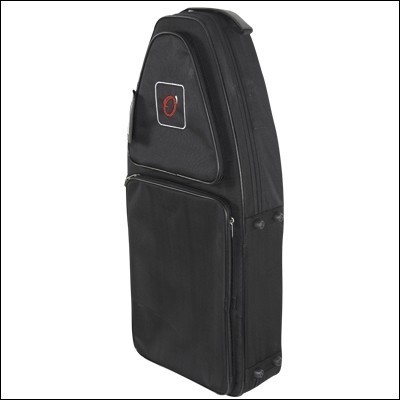 Mala preta rígida para transporte com dois compartimentos e etiqueta quadrada vermelha