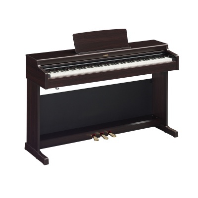 Piano digital Yamaha de madeira escura com 88 teclas e três pedais dourados