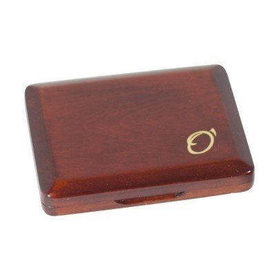 Caixa pequena de madeira castanho-avermelhada com símbolo dourado