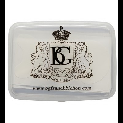 Estojo plástico transparente com emblema preto e texto