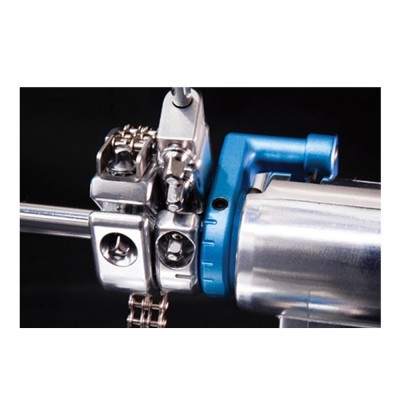 Ferramenta metálica com componentes prateados e detalhes azuis, com corrente, fundo preto