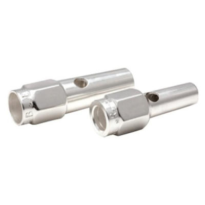 Duas peças metálicas prateadas cilíndricas com buracos circulares