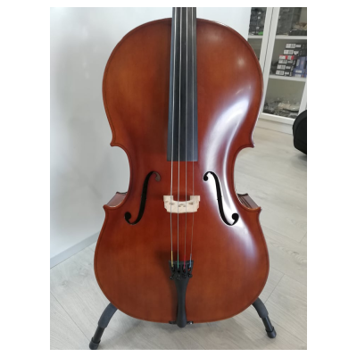 Violoncelo em madeira castanha claro brilhante apoiado num suporte