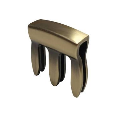 Acessório metálico dourado com três garras sobre fundo branco