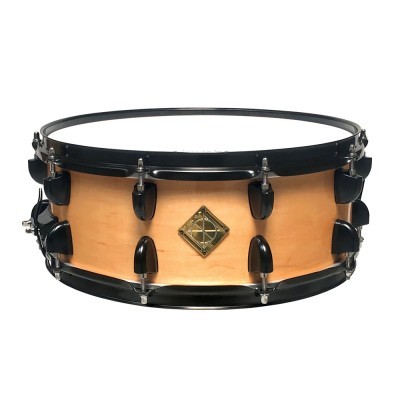 Bateria tipo caixa em madeira clara com aros pretos e pele branca