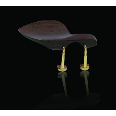 Apoio para queixo em madeira escura com suportes metálicos dourados