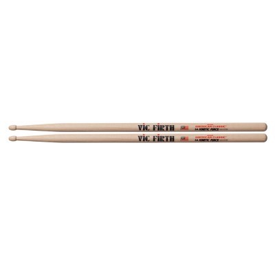 Par de baquetas de madeira claras com texto VIC FIRTH e AMERICAN CLASSIC