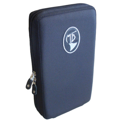 Estojo retangular preto com fecho de correr e logótipo MB branco