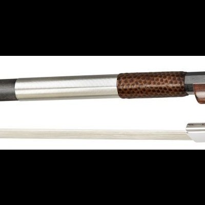 Arco para violino de madeira e metal com crina branca em fundo branco