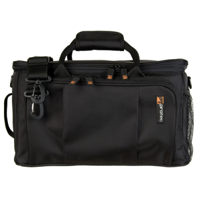 Mala de transporte preta com alças e fechos de correr, etiqueta PROTEC e bolso lateral em malha