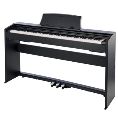 Piano digital Casio preto com três pedais e suporte para partituras