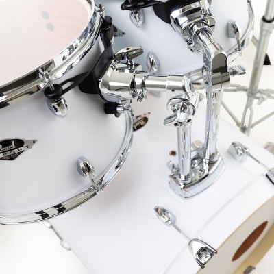 Bateria musical branca com peças cromadas em fundo branco