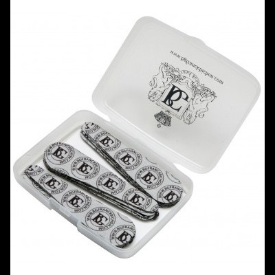 Estojo branco com palhetas de guitarra com logótipo preto e branco