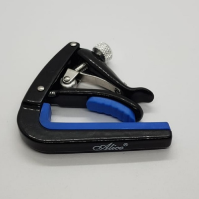 Capotraste preto e azul com o logótipo Alice