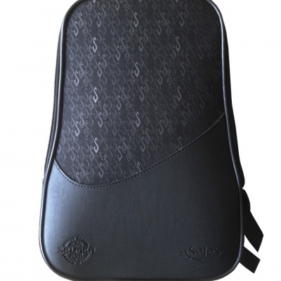 Mochila preta com padrão de letras S e detalhes em couro