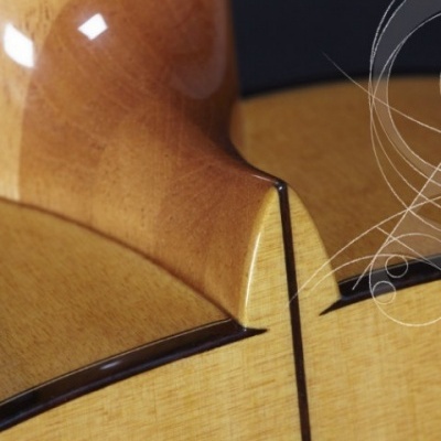 Parte traseira de guitarra clássica de madeira clara com detalhes escuros