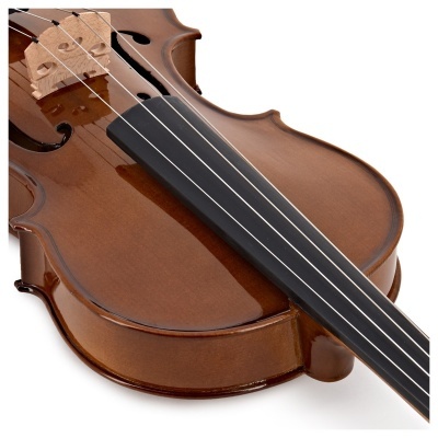 Violino castanho claro em fundo branco