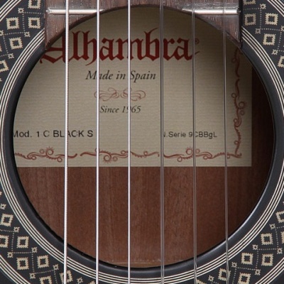 Guitarra acústica Alhambra com cordas e rótulo visível