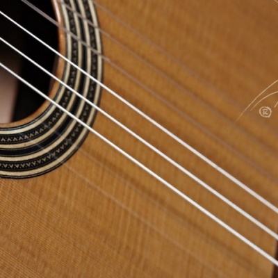Guitarra acústica de madeira com cordas e roseta decorativa