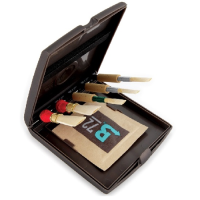 Conjunto de instrumentos de barbear numa caixa preta aberta com etiqueta P12