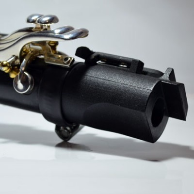 Fim do clarinete preto com chaves metálicas prateadas