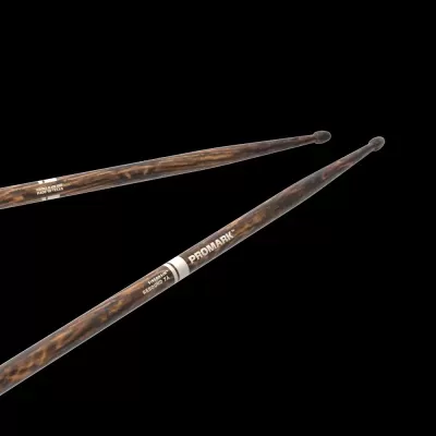 Par de baquetas PROMARK de madeira castanha escura com texto branco