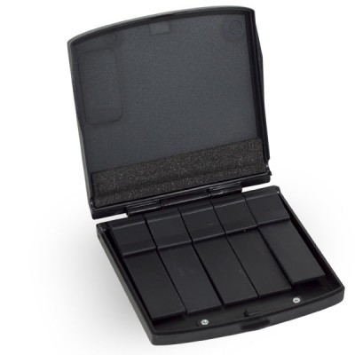 Caixa preta aberta com separadores móveis retangulares pretos