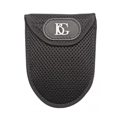 Estojo pequeno preto com textura de malha e letras BG em relevo
