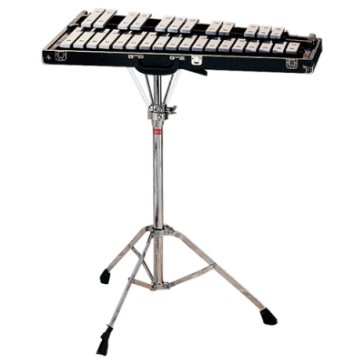 Xilofone metálico com barras prateadas em tripé cromado