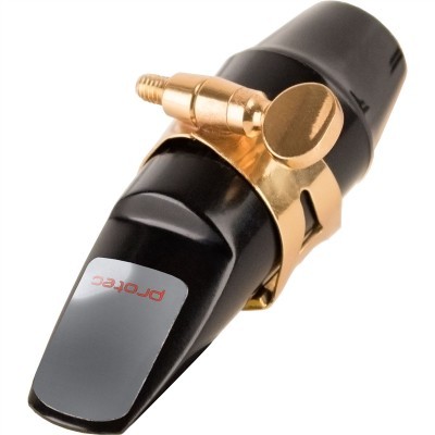 Boquilha de saxofone preta com abraçadeira dourada e etiqueta 'proforce'.