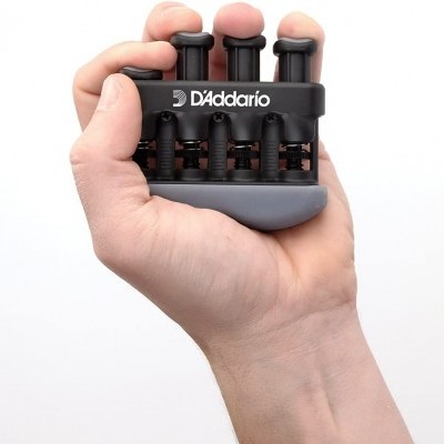 Treinador de dedos D'Addario na mão com fundo branco