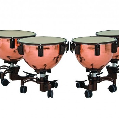 Conjunto de quatro timbales em cobre com peles de cor creme e estrutura móvel