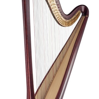 Harpa acústica de madeira com cordas e pedais, fundo branco