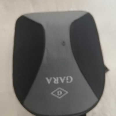 Mala rígida preta e cinza com texto GARA