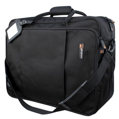 Mala preta de transporte com alça ajustável e etiqueta porte.