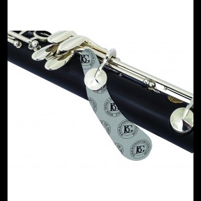 Parte de clarinete preto com ferragens prateadas e etiqueta adesiva cinza com logotipo.