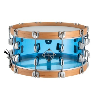 Caixa de bateria transparente azul com aros de madeira e ferragens prateadas