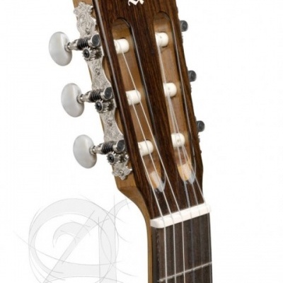 Cabeça de guitarra clássica de madeira com seis cravelhas e letra A em branco