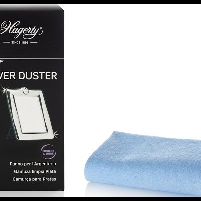 Pano azul para limpeza de prata e embalagem preta da marca Hagerty