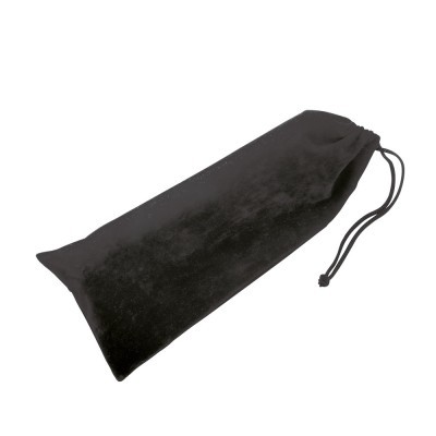 Bolsa preta de tecido aveludado com fecho de cordão.