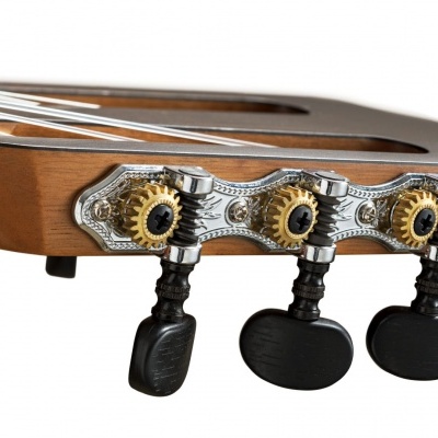 Cabeça de guitarra clássica com tarraxas e botões pretos