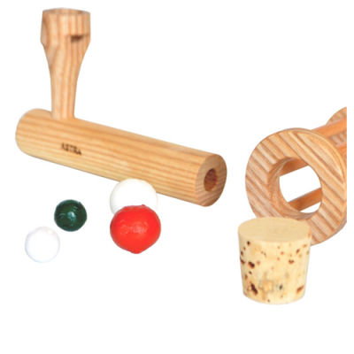 Instrumentos de madeira clara, bolas coloridas e tampão de cortiça