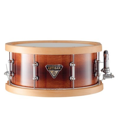 Tambor snare em madeira castanha com aro de madeira clara e detalhes metálicos prateados