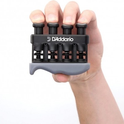 Dispositivo preto e cinzento D'Addario para treino de dedos segurado por uma mão