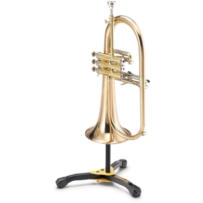 Trompete dourado em suporte preto e amarelo