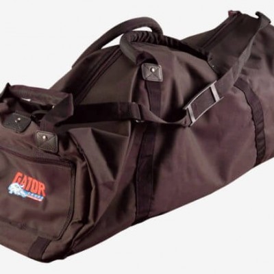 Mala desportiva castanha com bolso frontal e alças de transporte