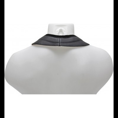 Colar preto em tecido ajustável no pescoço de manequim branco