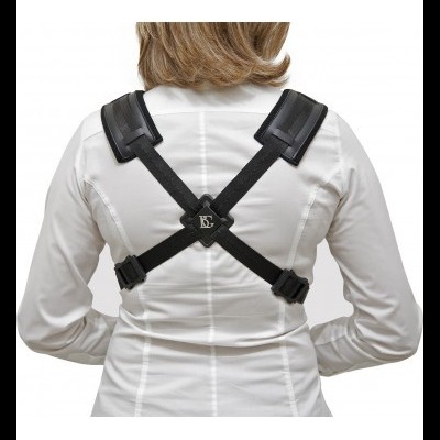 Corretor postural preto em pessoa com camisa branca visto de costas