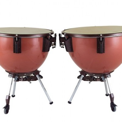 Conjunto de dois timbales com taças metálicas cor bronze e peles claras em fundo branco